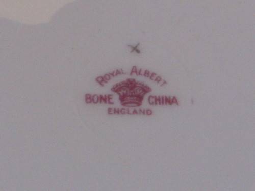 "ROYAL ALBERT" BONE CHINA. REPLACEMENT / COLLECTIBLE TEA PLATE.