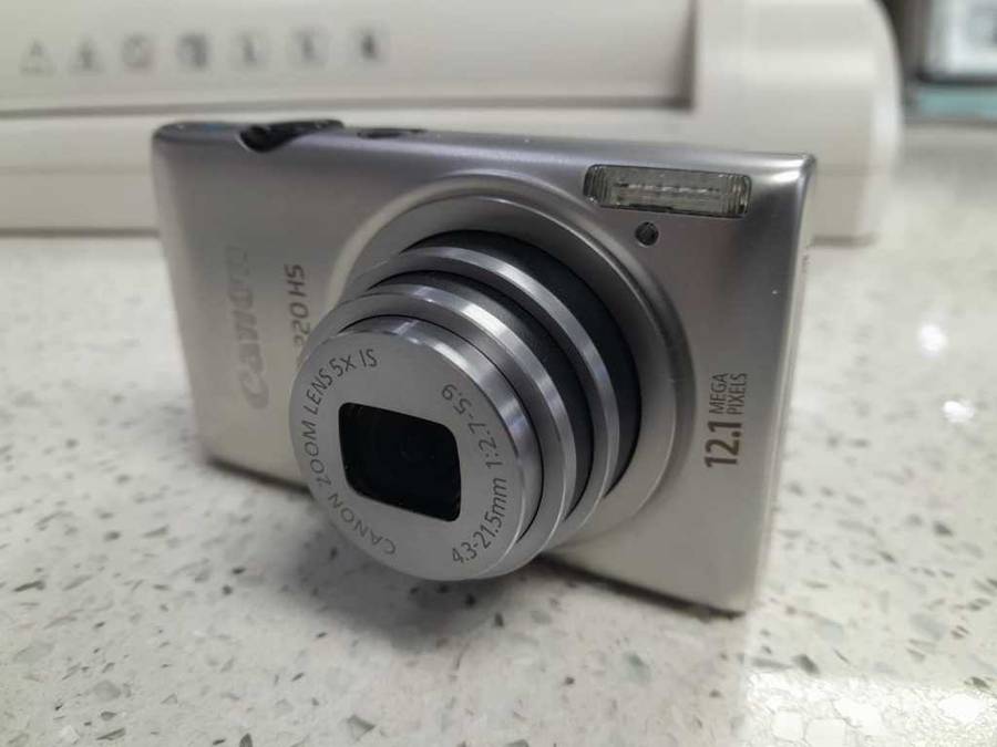 Canon IXUS 220HS