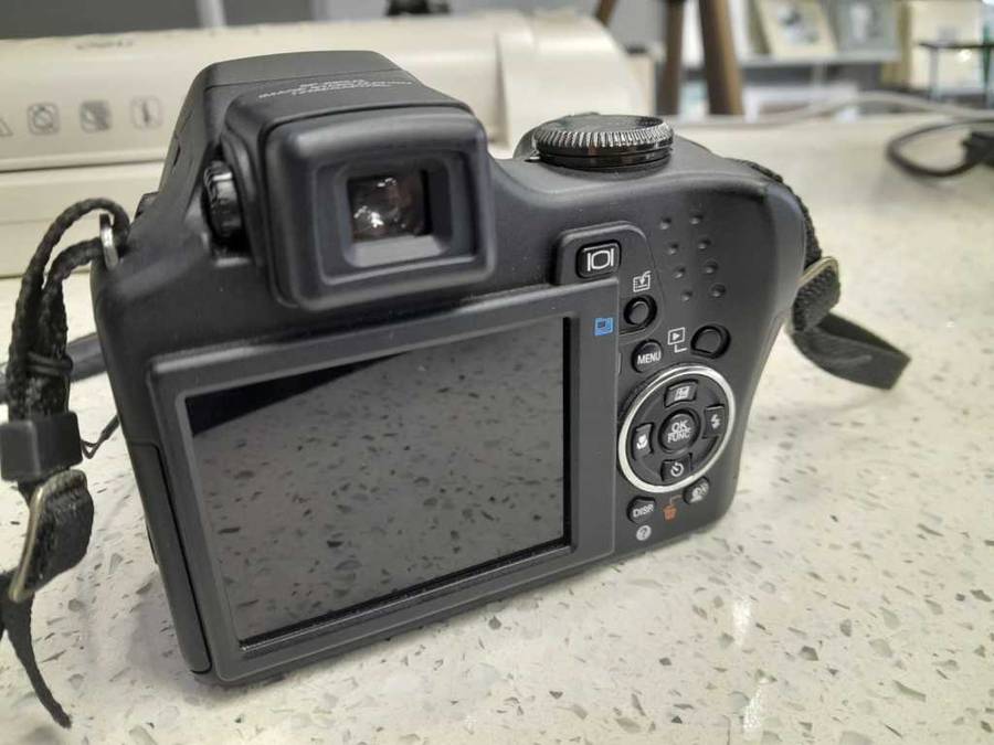 Olympus SP590UZ - 26x Optical Zoom - 12 Megapixel