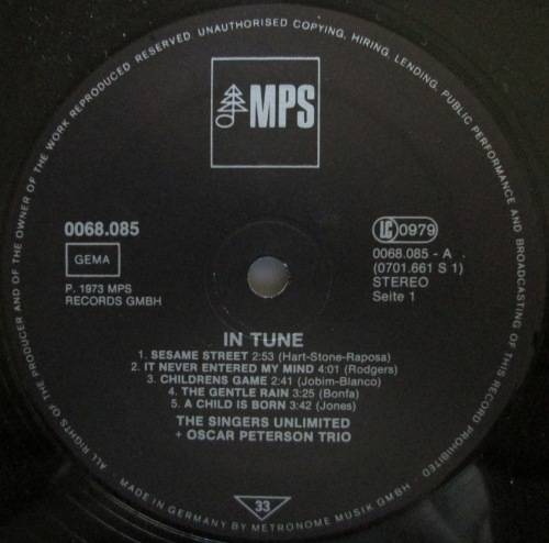 THE OSCAR PETERSON TRIO + THE SINGERS UNLIMITED - IN TUNE  (LP/VINYL)