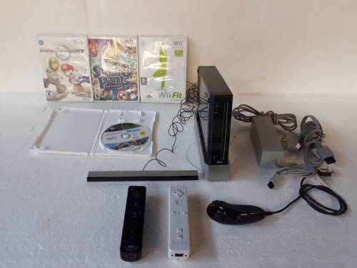 Wii Nintendo RVL-001 with Docking Station and 4 Games - 3 x Remote Controls and All Power Supply's