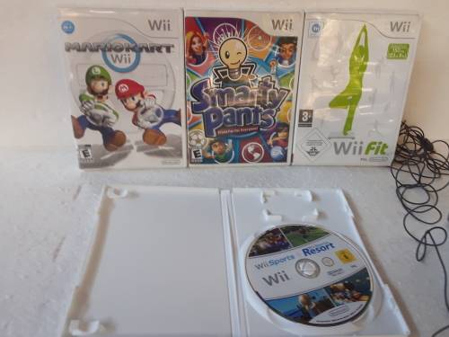 Wii Nintendo RVL-001 with Docking Station and 4 Games - 3 x Remote Controls and All Power Supply's