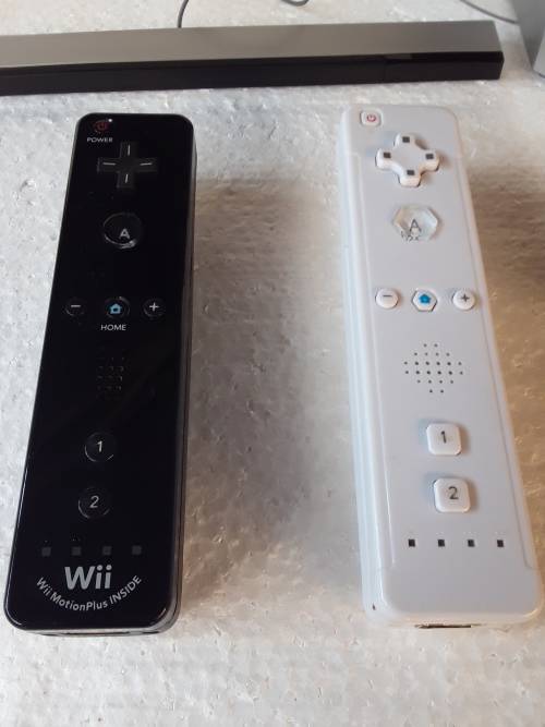 Wii Nintendo RVL-001 with Docking Station and 4 Games - 3 x Remote Controls and All Power Supply's