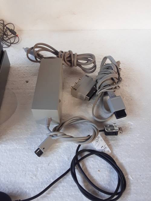 Wii Nintendo RVL-001 with Docking Station and 4 Games - 3 x Remote Controls and All Power Supply's