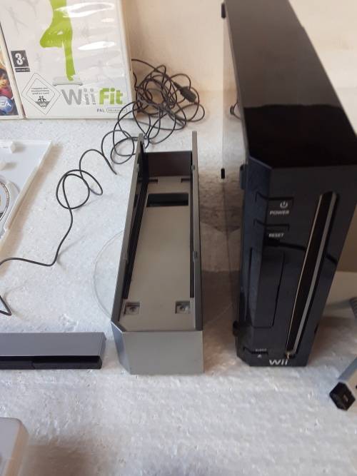 Wii Nintendo RVL-001 with Docking Station and 4 Games - 3 x Remote Controls and All Power Supply's