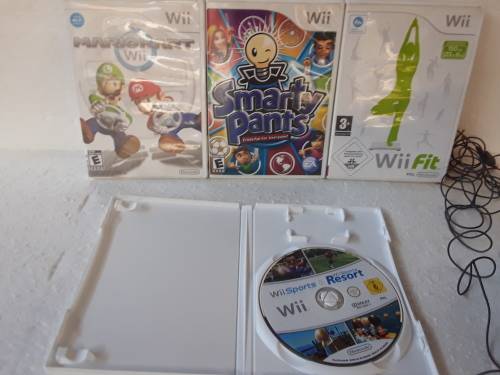 Wii Nintendo RVL-001 with Docking Station and 4 Games - 3 x Remote Controls and All Power Supply's