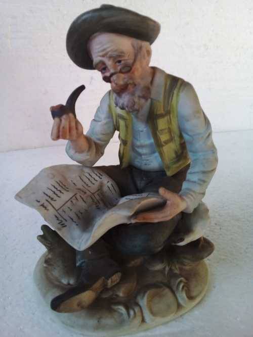 VINTAGE Man Sitting on a Rock,Reading and Smoking His Pipe - 17cm Height and 12.5 cm in Breadth