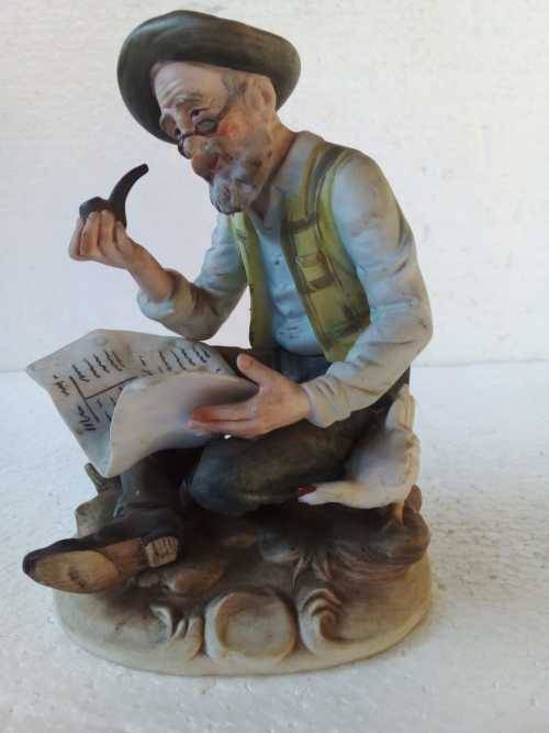 VINTAGE Man Sitting on a Rock,Reading and Smoking His Pipe - 17cm Height and 12.5 cm in Breadth