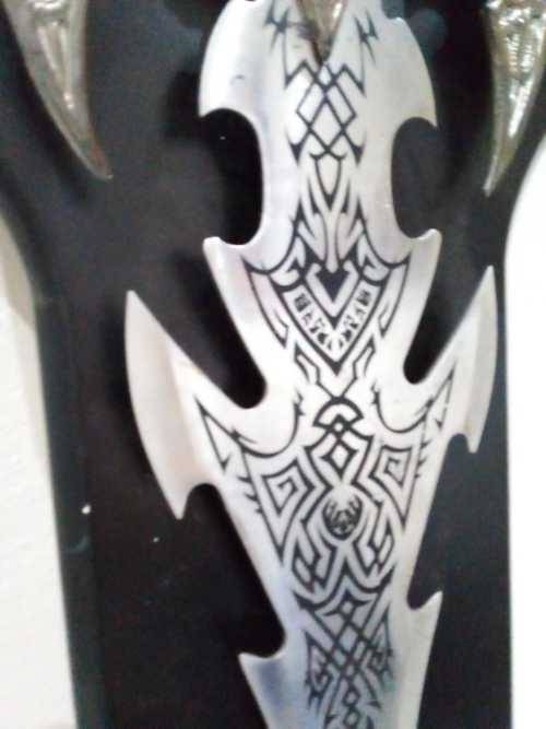 BEAUTIFUL DISPLAY SWORD ON WOODEN DISPLAY - SWORD IS 87 CM LONG - METAL BLADE - AMAZING CONDITION