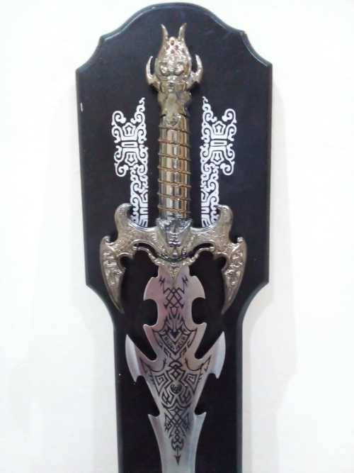 BEAUTIFUL DISPLAY SWORD ON WOODEN DISPLAY - SWORD IS 87 CM LONG - METAL BLADE - AMAZING CONDITION