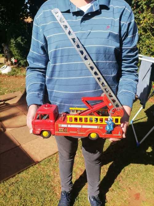 VINTAGE 1950`S FRICTION POWERED FIRE TRUCK - MASSIVE  - TIN TOY -  100% WORKING