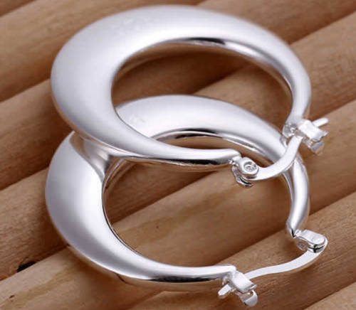 **** BEAUTIFUL EARRINGS SET IN .925 STERLING SILVER ****