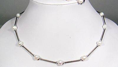 PRETTY GENUINE FRESHWATER WHITE PEARL NECKLACE.