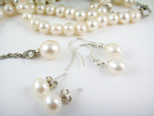 5 PIECE GENUINE FRESHWATER PEARL SET, NECKLACE, BRACELET, PENDANT, DROP AND STUD EARRINGS!!