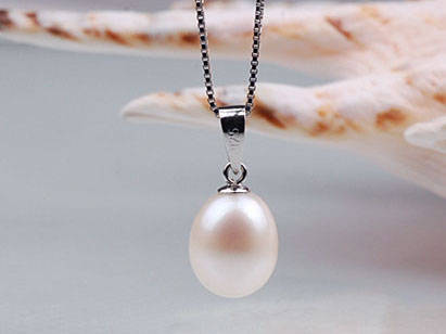 GENUINE FRESHWATER WHITE PEARL PENDANT WITH NECKLACE