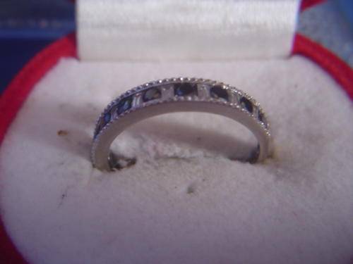 Pretty 9ct white gold and black diamonds ring