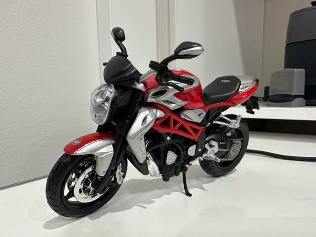 Maisto 1/18 Die-Cast Motorbikes