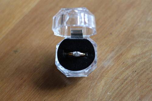 Stunning 9ct ring with small diamonds and cz