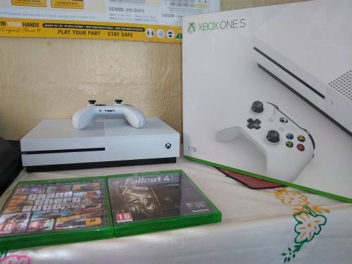 SELLING XBOX ONE S 1TB