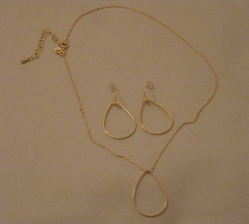 NEW! Chic Gold Pendant Necklace & Earring Set - FREE Tin!
