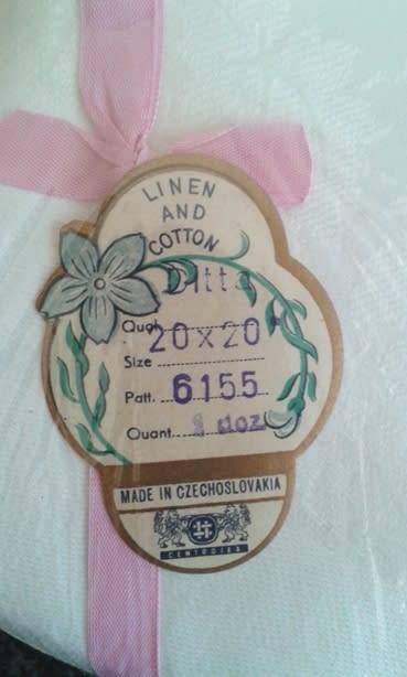 White vintage Irish linen and cotton Damask tablecloth and twelve large dinner napkins