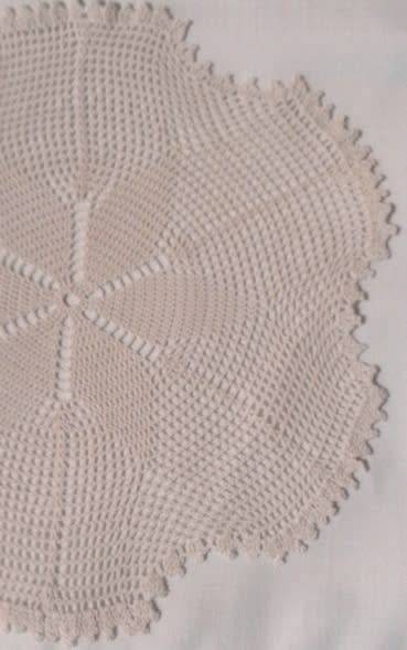 Pale pink vintage cotton doilie 29cm