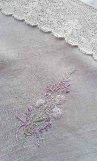 Two vintage cotton hankies one lace, one embroidered