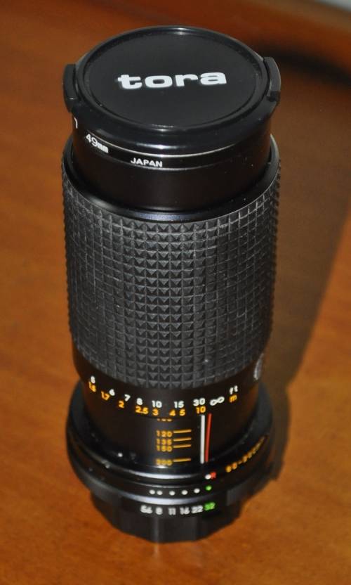 Vintage Tora 80-200mm Auto Zoom Lens No.802242 made in Japan. Includes lined leather case