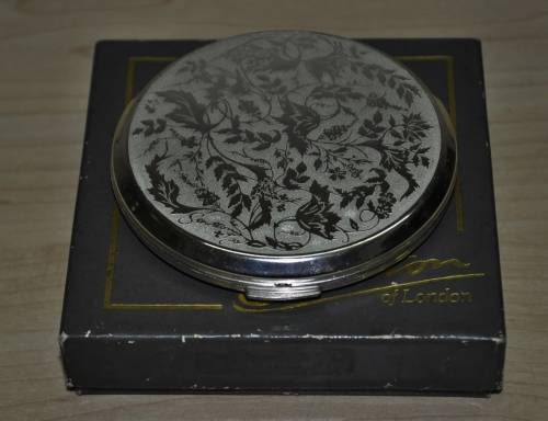 Vintage Silver plated Stratton Powder Compact Made in London c1970 - New, unused, in ordiginal box