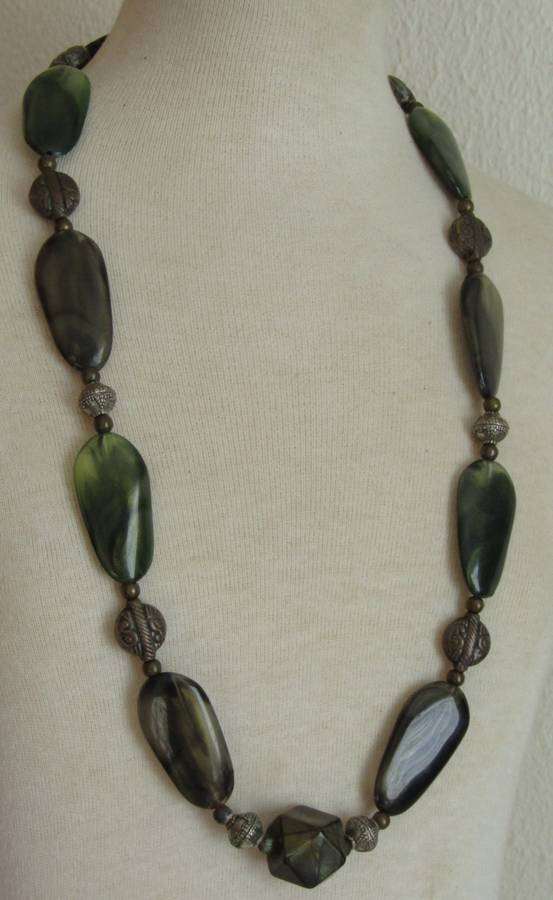 Vintage chunky green and brass tone beaded necklace