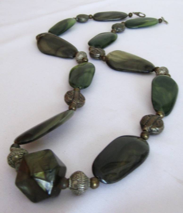 Vintage chunky green and brass tone beaded necklace