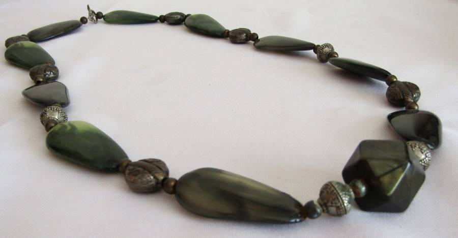 Vintage chunky green and brass tone beaded necklace