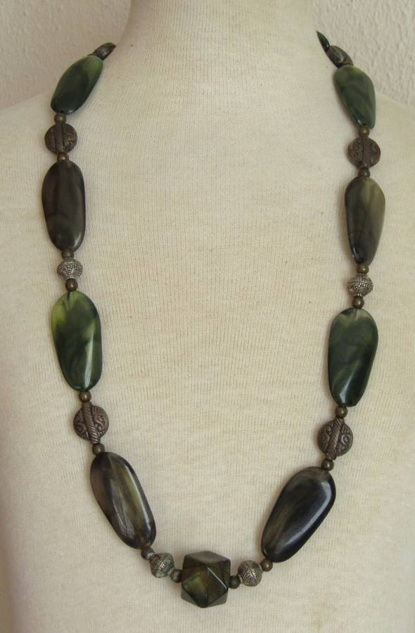 Vintage chunky green and brass tone beaded necklace