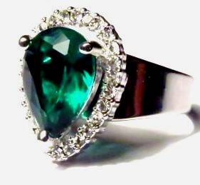 Emerald green and diamante teardrop fashion ring (Size 8 Adjustable)