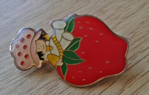 Strawberry shortcake enamel brooch/hat/lapel pin