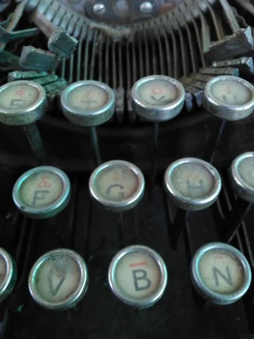 OLD ANTIQUE TYPE WRITER UP FOR GRABS