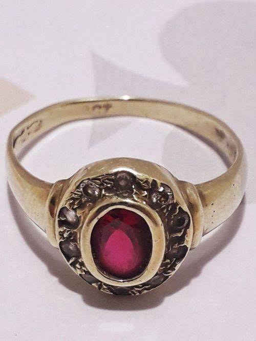 OLD VINTAGE 9 CT RING INLAY WITH AN OVAL RED RUBY 0.50ct