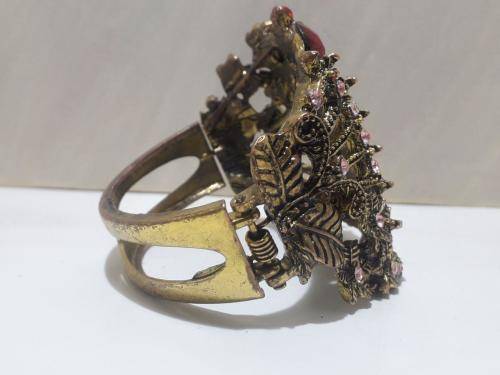 VINTAGE GOLDEN ARM BAND UP FOR R1 AUCTION!