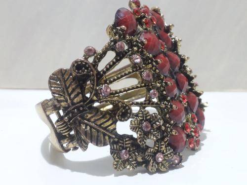 VINTAGE GOLDEN ARM BAND UP FOR R1 AUCTION!