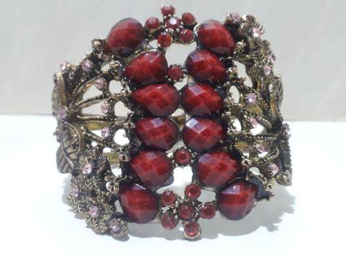 VINTAGE GOLDEN ARM BAND UP FOR R1 AUCTION!