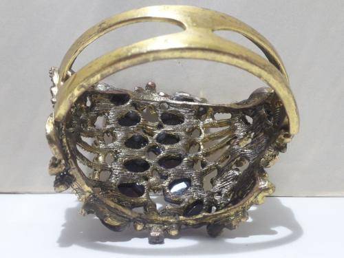 VINTAGE GOLDEN ARM BAND UP FOR R1 AUCTION!
