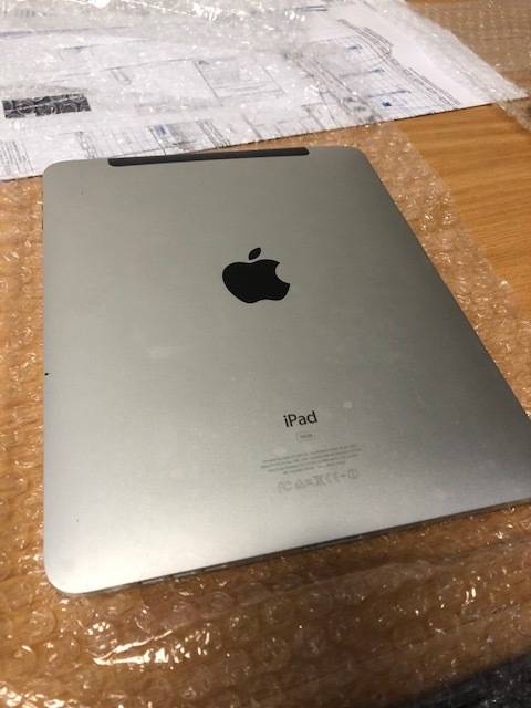 3-off iPads for spares, parts or repairs for 1 Bid