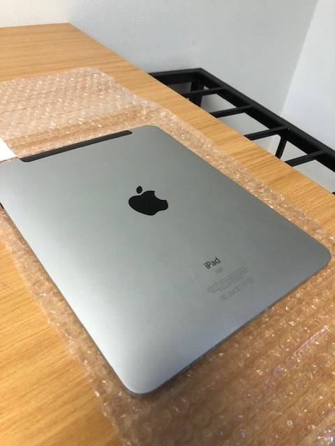 3-off iPads for spares, parts or repairs for 1 Bid