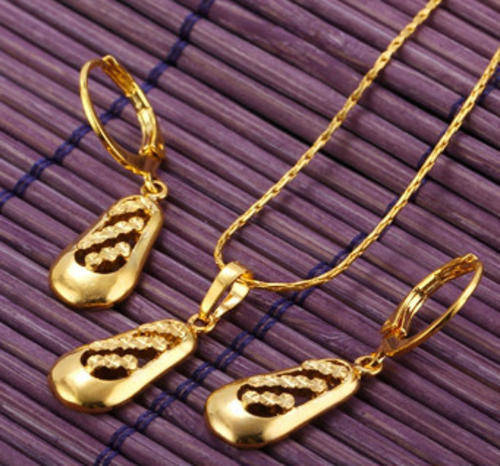 Stunning! 9ct GF Chain + Pendant & Earrings Set (Not Gold Plated)