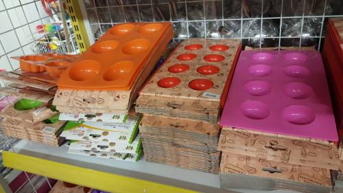 REDUCED TO CLEAR!!! Silicone Bakeware. Various patterns. See other clearance auctions!