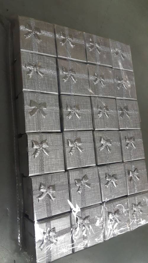 REDUCED TO CLEAR! Gift boxes. Various colors. See other clearance auctions!