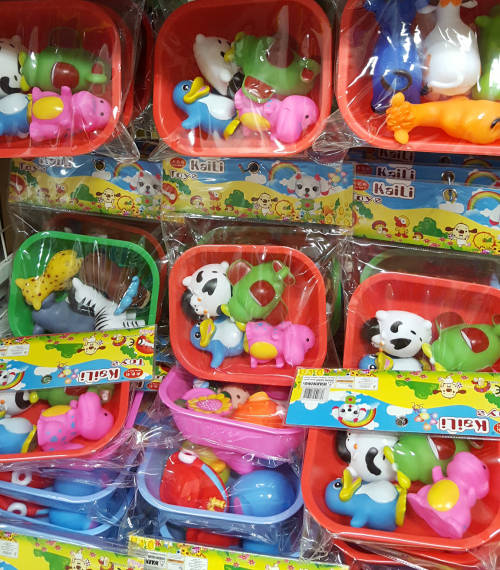REDUCED TO CLEAR!!! Bath toys in bucket!! See our other clearance auctions!.