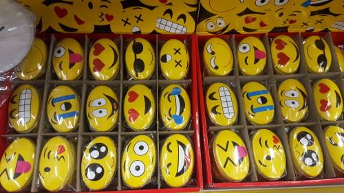 Gorgeous Emoji tin! REDUCED TO CLEAR!!! View other clearance auction