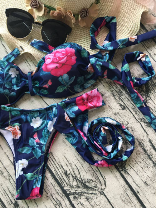 STUNNING one-of-a-kind Swimsuit. SIZE M. View our other R1 auctions!