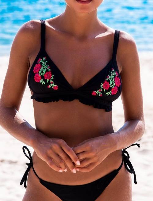 STUNNING bikini Swimsuit. SIZE M. View our other R1 auctions!